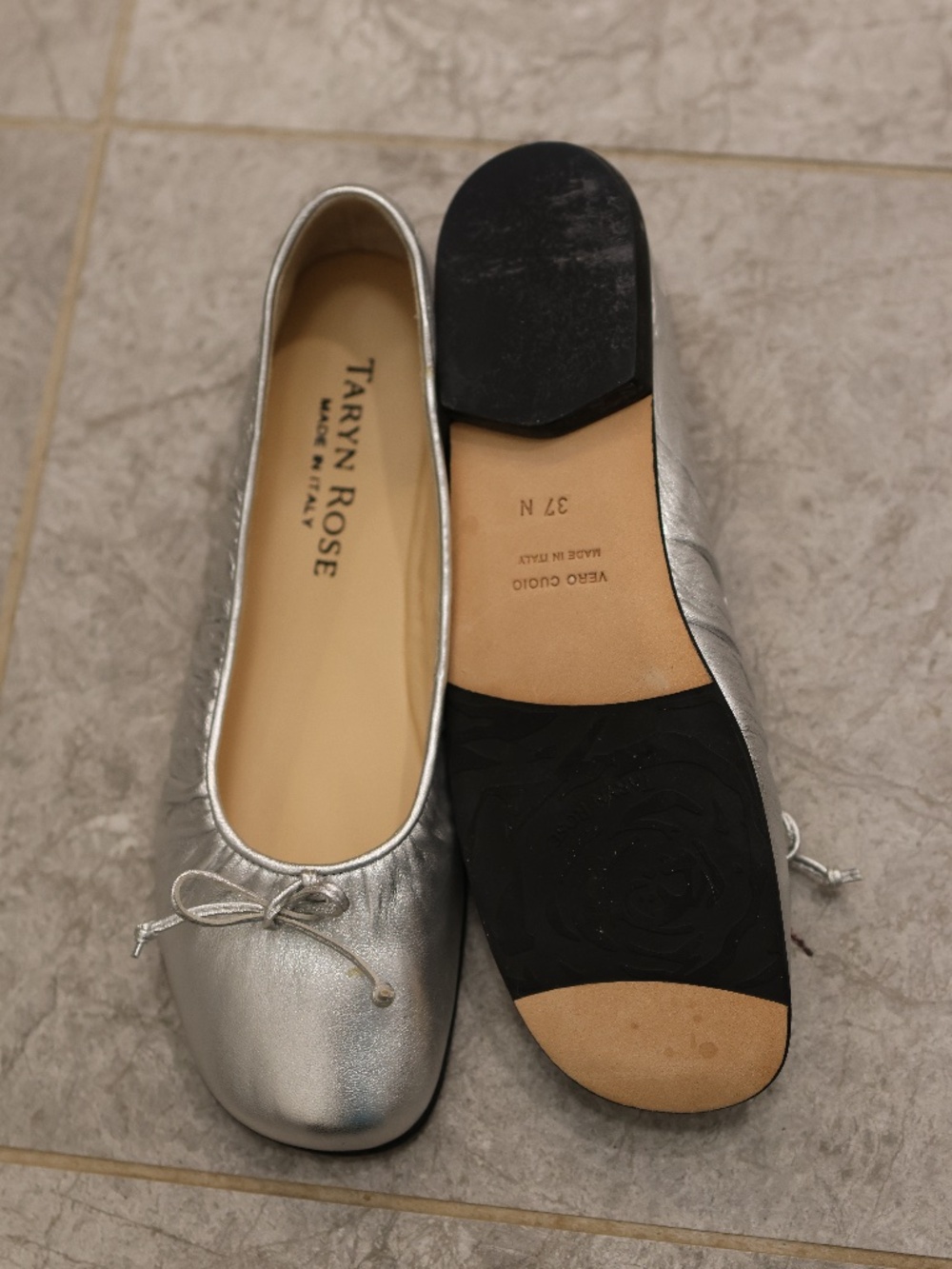 Taryn Rose silver leather ballerina flats with bow 6.5N/37AA